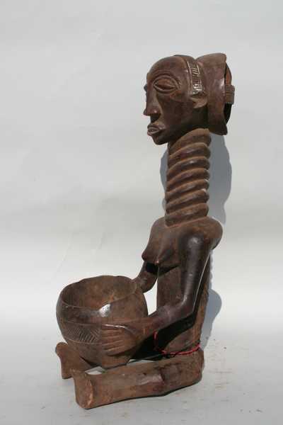 Luba (porteur de coupe), d`afrique : rep.dem.Congo, statuette Luba (porteur de coupe), masque ancien africain Luba (porteur de coupe), art du rep.dem.Congo - Art Africain, collection privées Belgique. Statue africaine de la tribu des Luba (porteur de coupe), provenant du rep.dem.Congo, 1423/1112.Porteuse de coupe h.51cm.Une tête assez petite avec un très long cou annelé, qui le rapproche du style de l